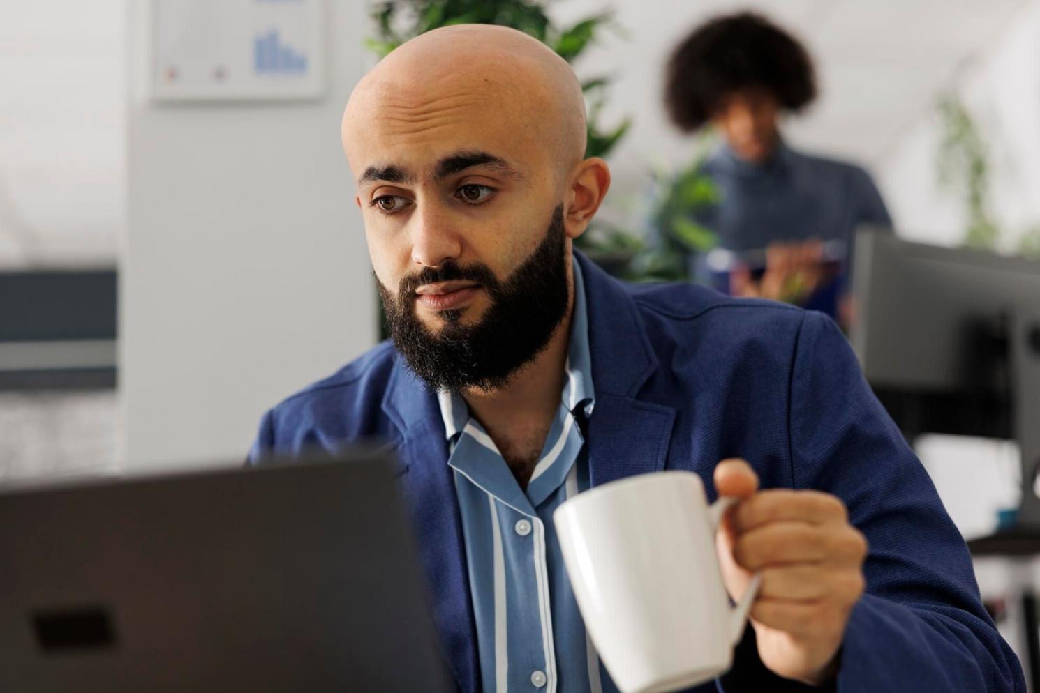 Detailaufnahme eines Arbeitsplatzes mit fokussiertem Lernmaterial und strukturierter Umgebung